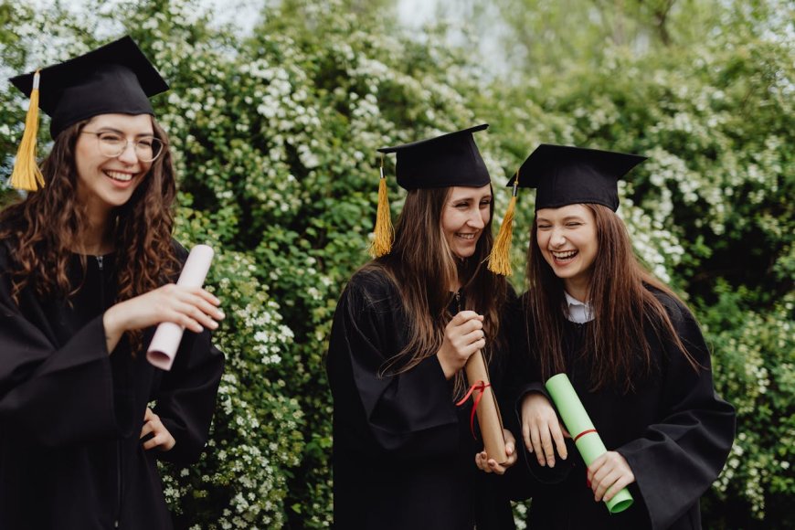 International Student Funding: Scholarships, Fellowships, Bursaries and Tuition Discounts Explained
